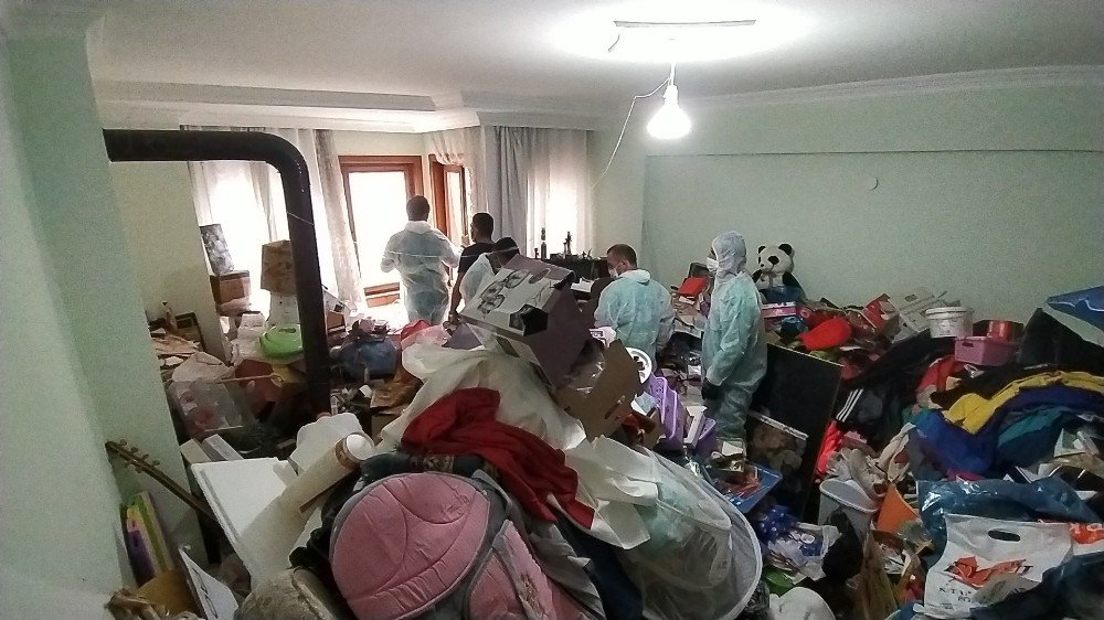 Bursa'da çöp ev: Atmaya kıyamadı eşyaları 10 kamyon doldurdu