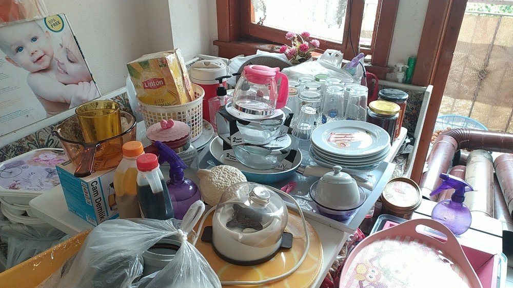 Bursa'da çöp ev: Atmaya kıyamadı eşyaları 10 kamyon doldurdu