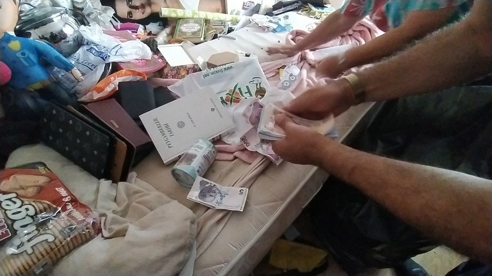 Bursa'da çöp ev: Atmaya kıyamadı eşyaları 10 kamyon doldurdu