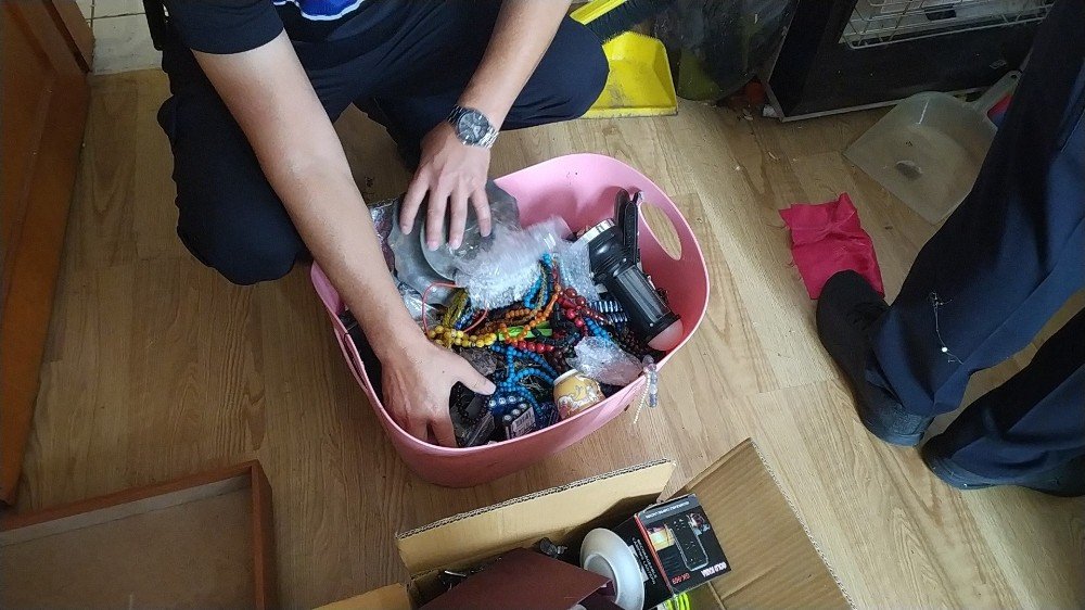 Bursa'da çöp ev: Atmaya kıyamadı eşyaları 10 kamyon doldurdu