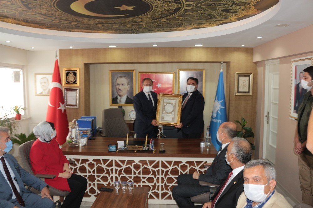 Özhaseki: Doğu Akdeniz'deki haklarımızdan vaz mı geçelim?