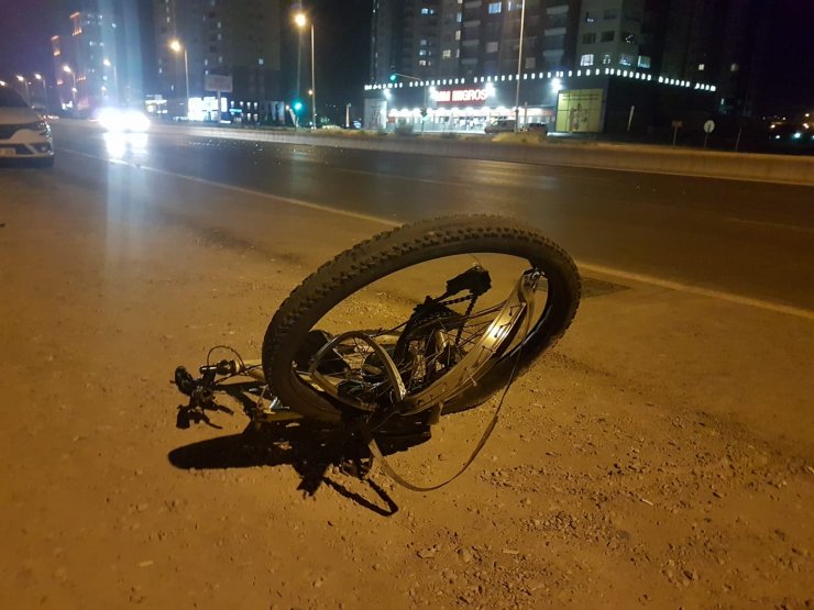 kırmızı ışık ihlali yapan ehliyetsiz sürücü bisiklet süren Mertkan Uzunkoca'yı yaraladı