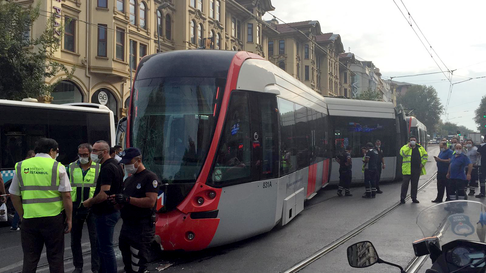 Laleli'de tramvay ile otobüs çarpıştı! Seferler durduruldu