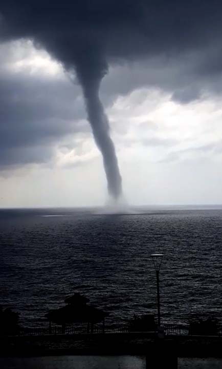 Antalya'da korku dolu anlar! Denizde hortum çıktı