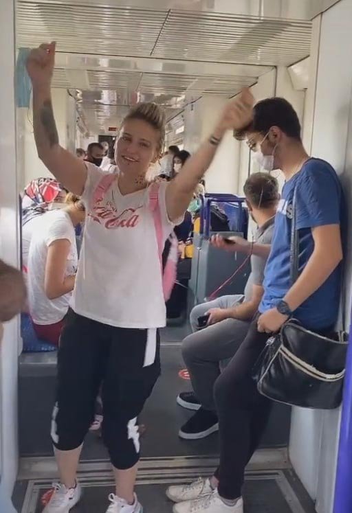Tramvayda maskesini çıkararak mendil yapıp çiftetelli oynadı 