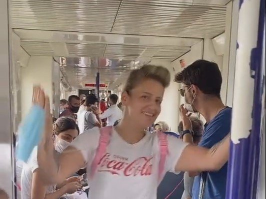 Tramvayda maskesini çıkararak mendil yapıp çiftetelli oynadı 
