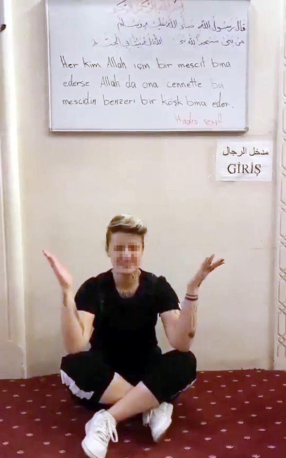 Tramvayda maskesini çıkararak mendil yapıp çiftetelli oynadı 