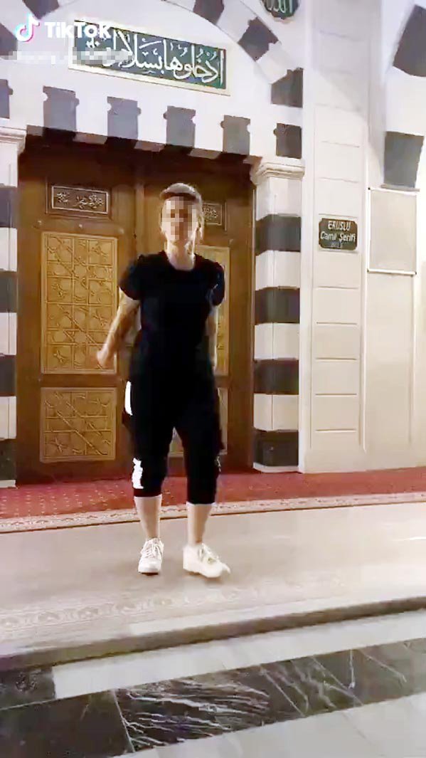 Tramvayda maskesini çıkararak mendil yapıp çiftetelli oynadı 