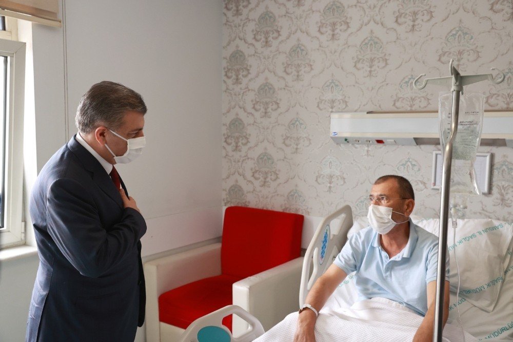 Bakan Koca’dan geçmiş olsun ziyareti