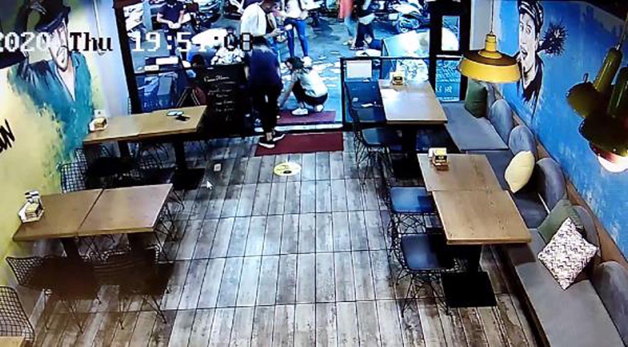 Erzincan'da gökten yağan parayı toplamak için birbirlerini ezdiler