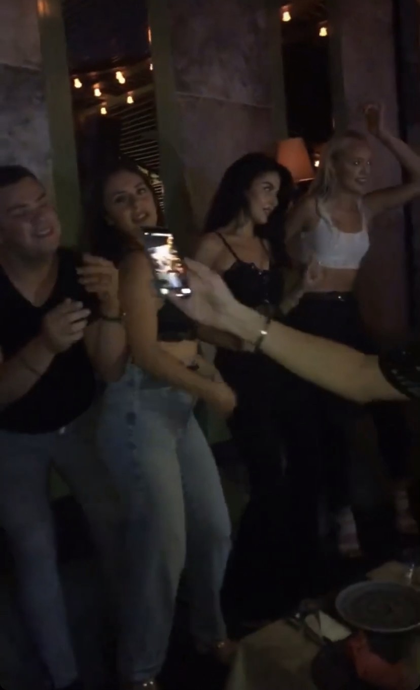 İstanbul Bebek'te skandal görüntüler: İç içe eğlendiler!