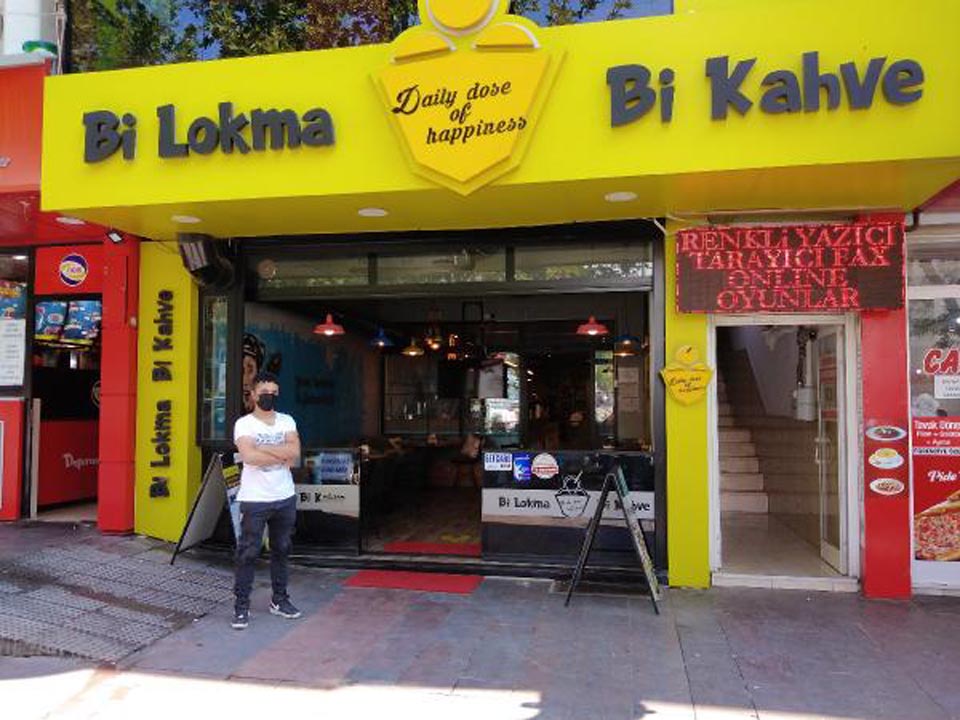 Erzincan'da gökten yağan parayı toplamak için birbirlerini ezdiler