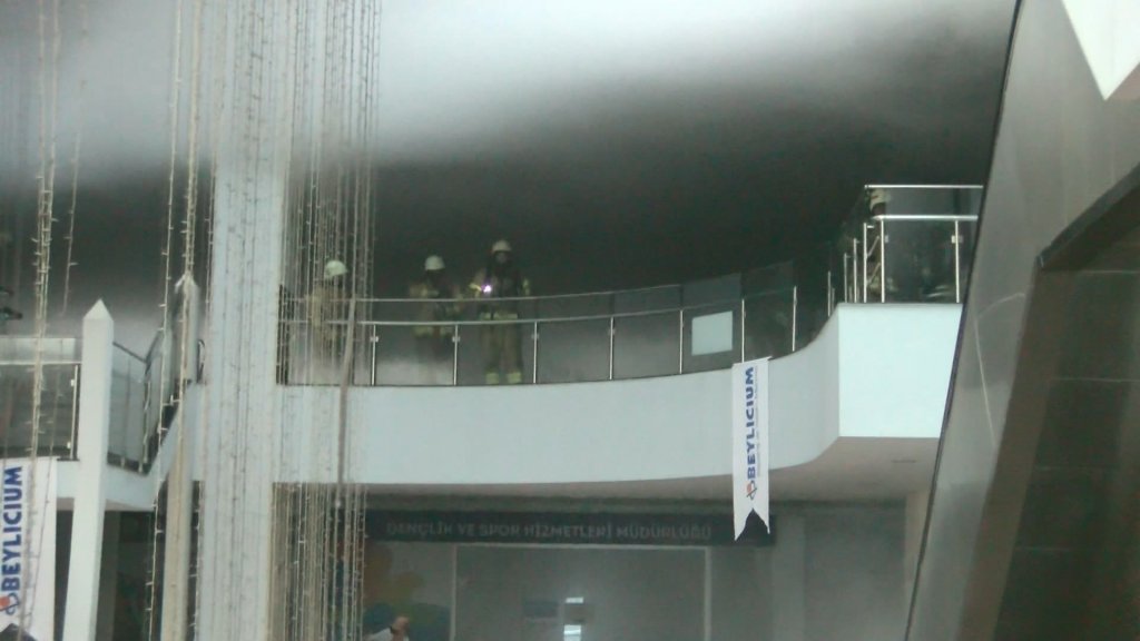 Beylikdüzü'nde AVM'de yangın