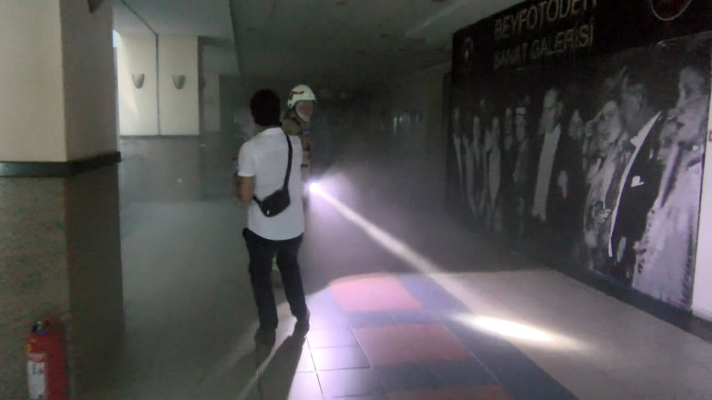 Beylikdüzü'nde AVM'de yangın