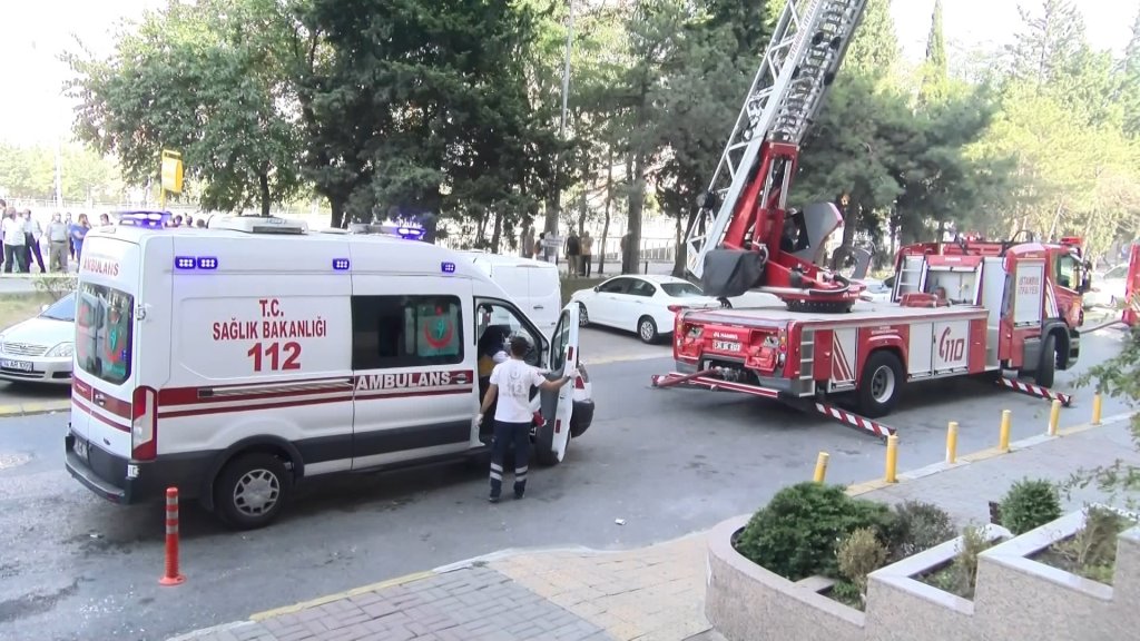 Beylikdüzü'nde AVM'de yangın