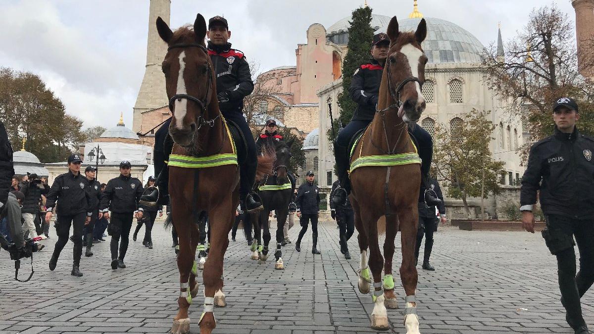 Taksim'de koronavirüs denetimlerine atlı polis desteği