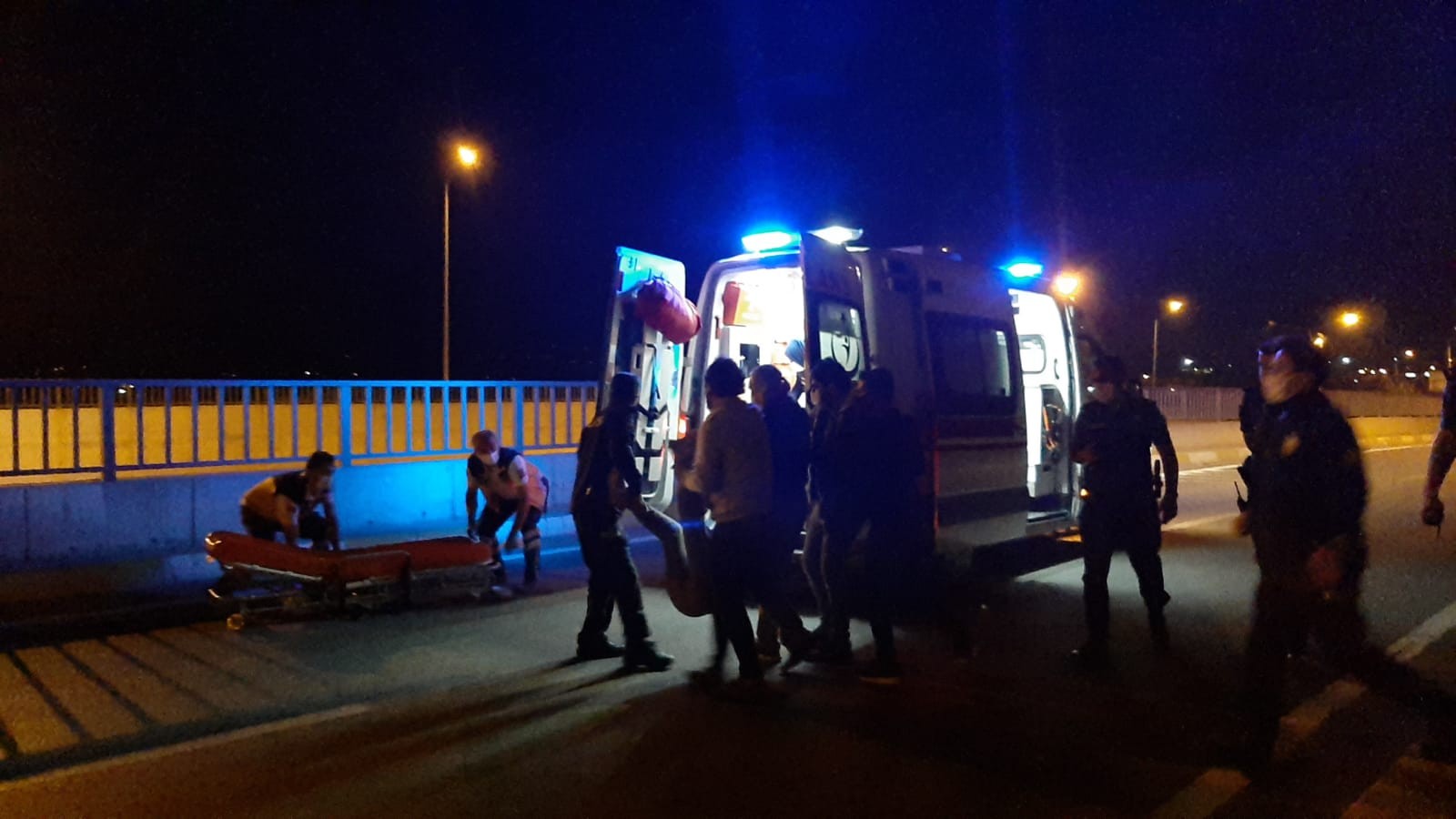 Maddi imkansızlıklar sonucu bunalıma girdi! Üst geçitte intihara kalkıştı