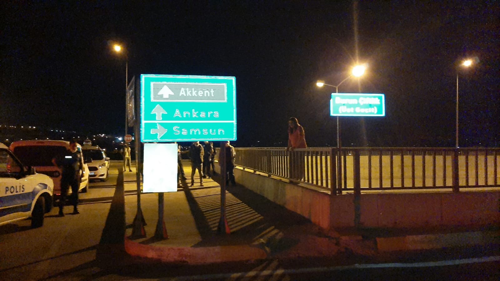 Maddi imkansızlıklar sonucu bunalıma girdi! Üst geçitte intihara kalkıştı