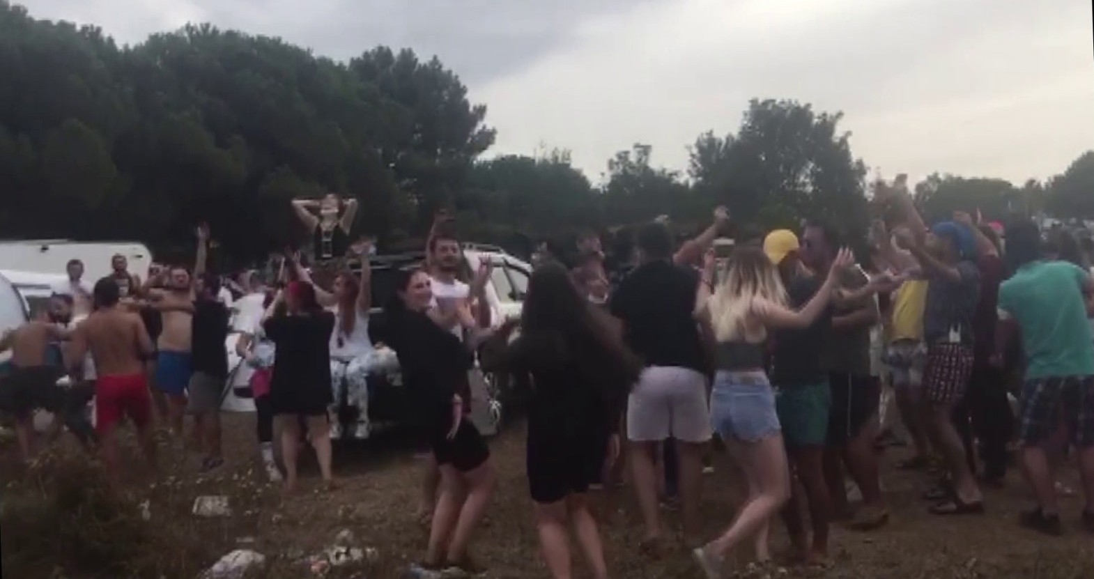 Şile'deki kampçı gençlerin festivali görenlere yok artık dedirtti!