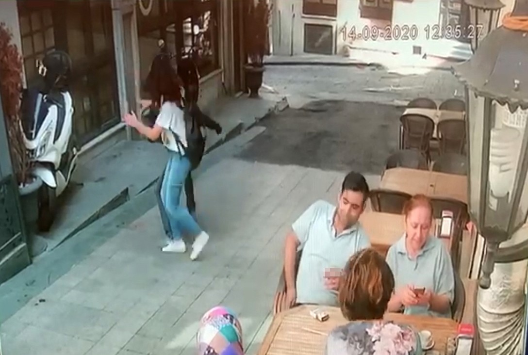 Arkadaşıyla görüntülü görüşme yaparken elindeki telefonu kaptırdı!