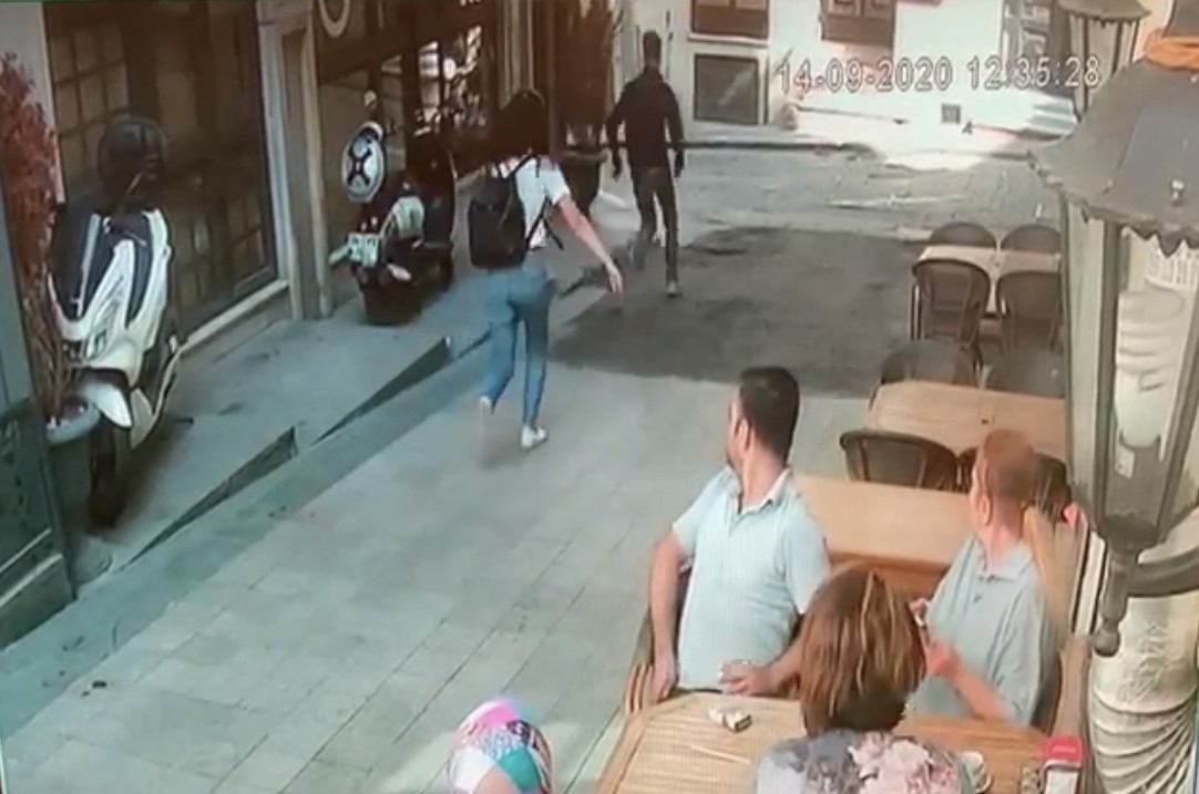 Arkadaşıyla görüntülü görüşme yaparken elindeki telefonu kaptırdı!