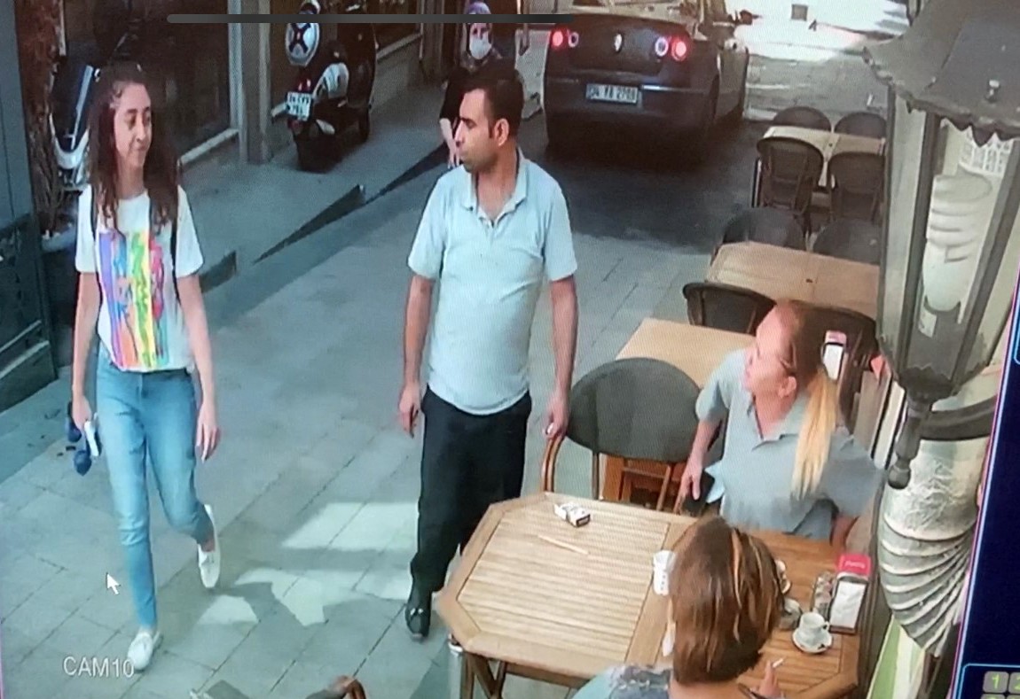 Arkadaşıyla görüntülü görüşme yaparken elindeki telefonu kaptırdı!