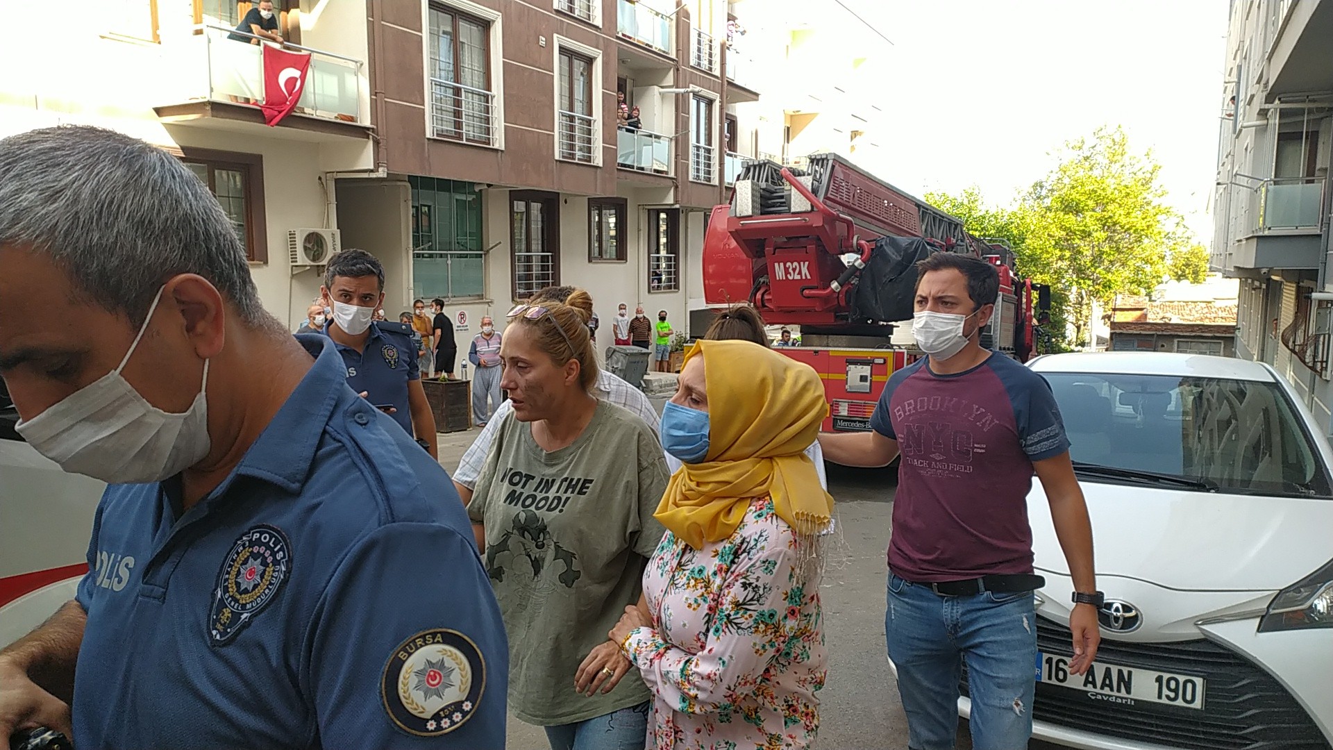 Bursa'da korkutan yangın! 5 kişilik aile son anda kurtarıldı