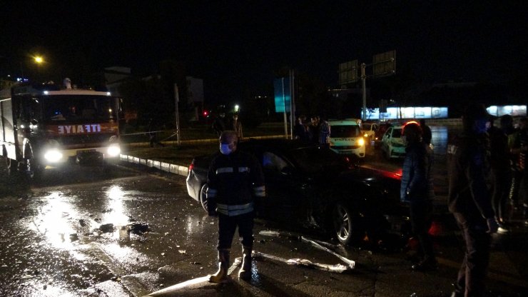 Kayganlaşan yolda kontrolden çıkan midibüs zincirleme kazaya neden oldu: 7 yaralı