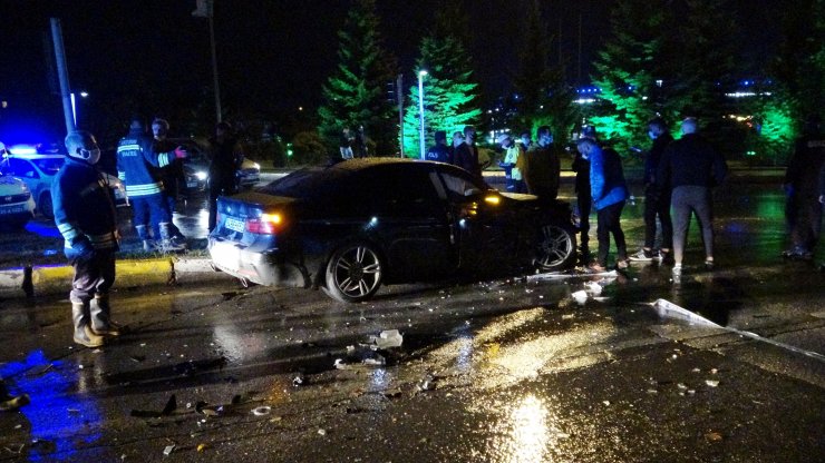 Kayganlaşan yolda kontrolden çıkan midibüs zincirleme kazaya neden oldu: 7 yaralı