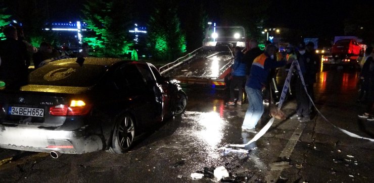 Kayganlaşan yolda kontrolden çıkan midibüs zincirleme kazaya neden oldu: 7 yaralı