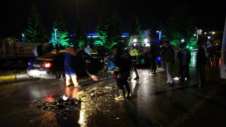 Kayganlaşan yolda kontrolden çıkan midibüs zincirleme kazaya neden oldu: 7 yaralı