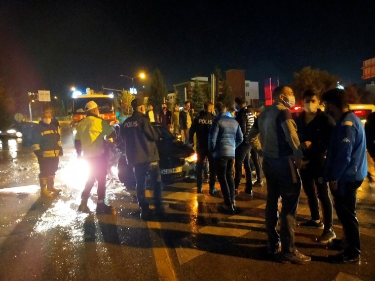 Kayganlaşan yolda kontrolden çıkan midibüs zincirleme kazaya neden oldu: 7 yaralı