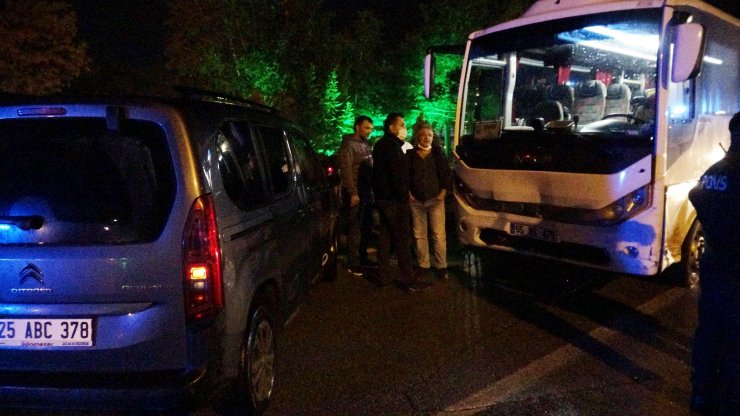 Kayganlaşan yolda kontrolden çıkan midibüs zincirleme kazaya neden oldu: 7 yaralı