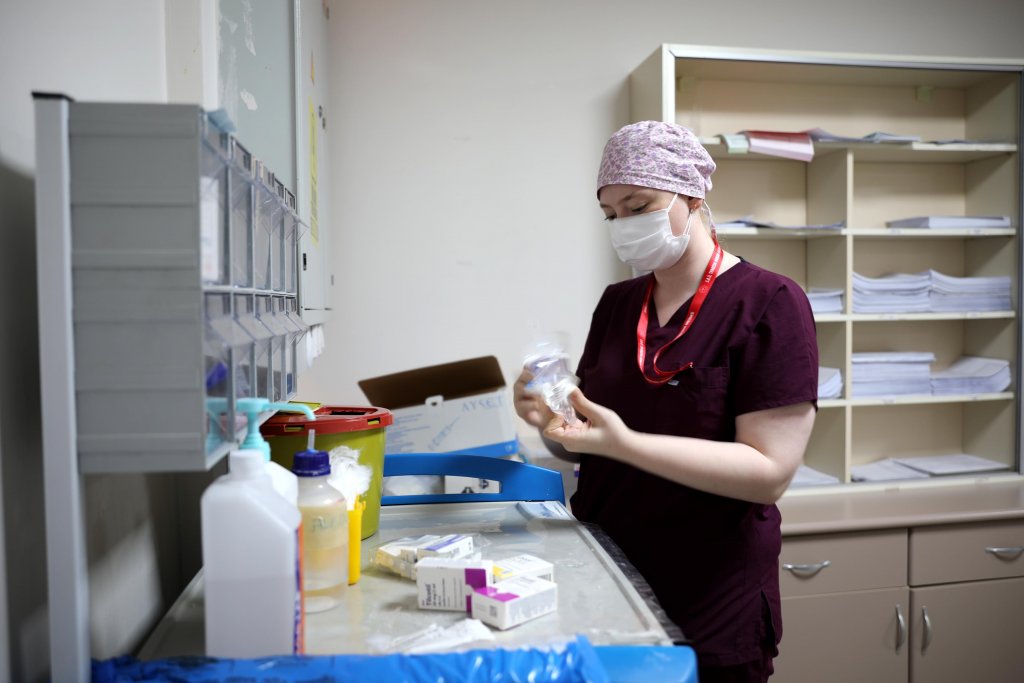 Yoğun bakımda çalışan Seher hemşireye övgü yağmuru