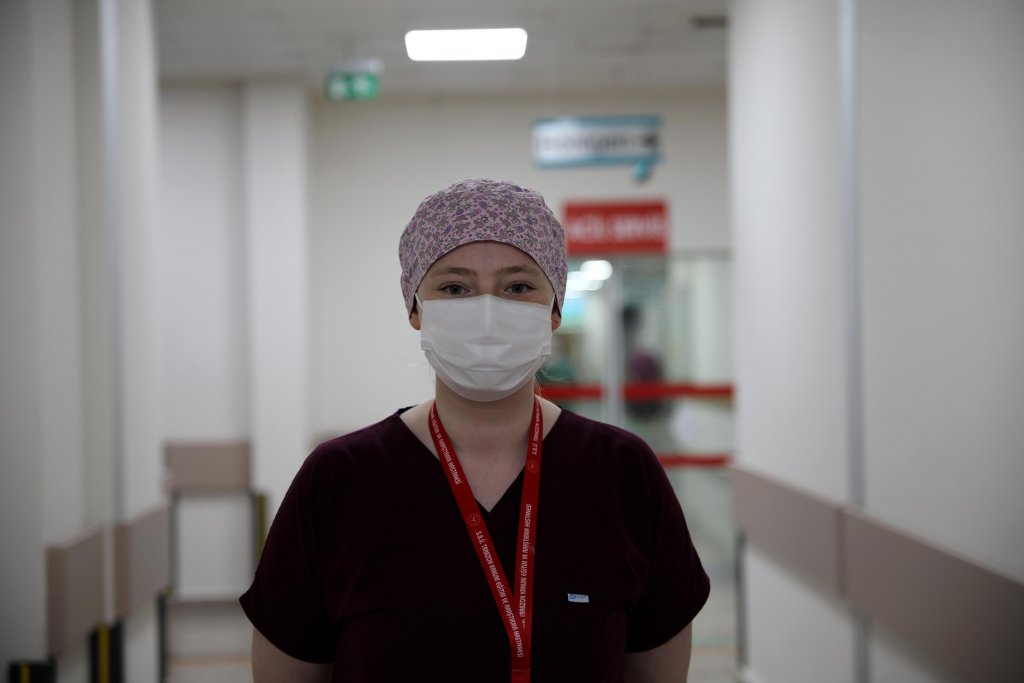 Yoğun bakımda çalışan Seher hemşireye övgü yağmuru