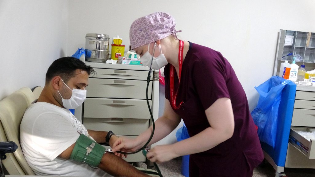 Yoğun bakımda çalışan Seher hemşireye övgü yağmuru