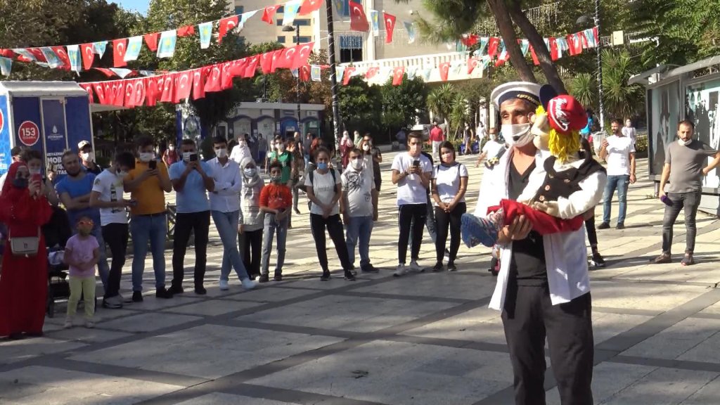 Avcılar'da maskesiz, mesafesiz kukla gösterisi