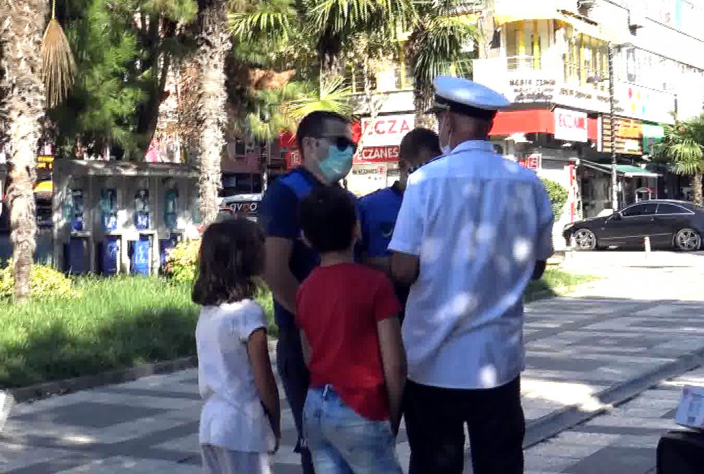 Avcılar'da maskesiz, mesafesiz kukla gösterisi