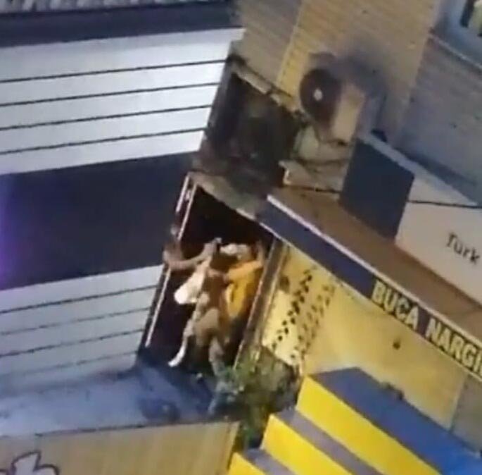 Sokak ortasında erkek arkadaşı tarafından tekme tokat dövülen kadın şikayetçi olmadı