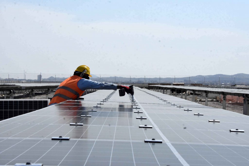 Dünyanın en büyük güneş enerji santrali, Konya'da üretime başladı