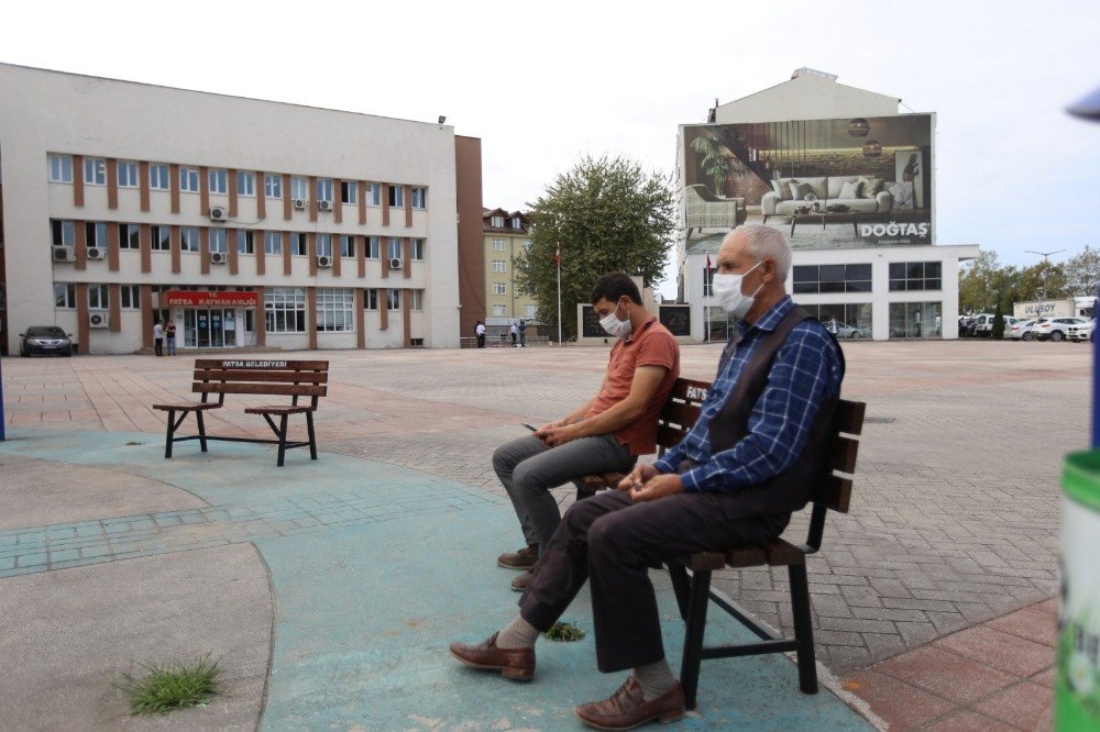Fatsa Belediyesi'nden sosyal mesafeli pandemi bankları