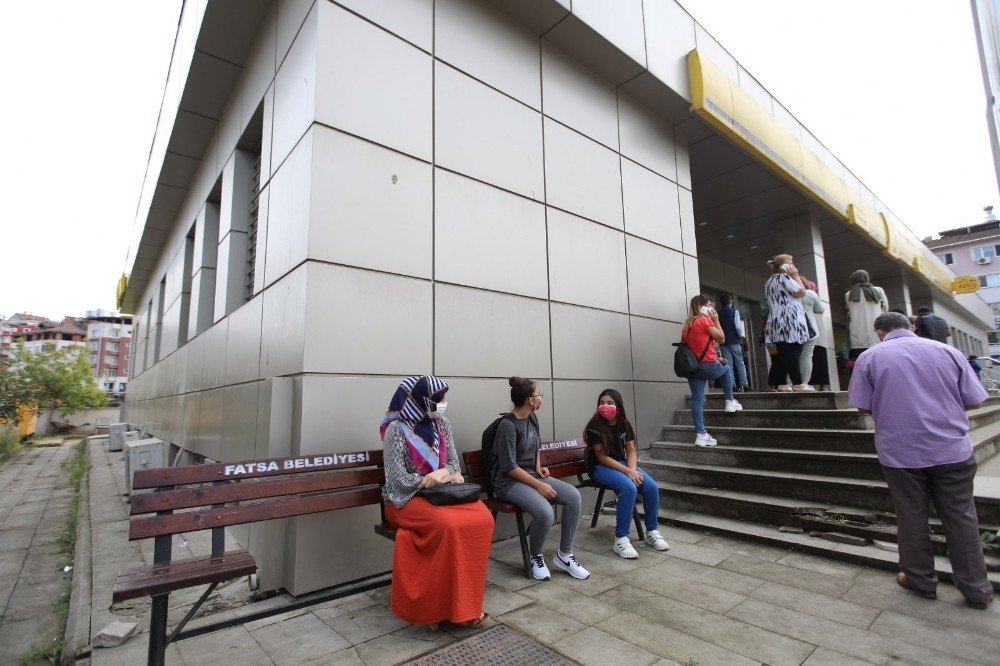 Fatsa Belediyesi'nden sosyal mesafeli pandemi bankları