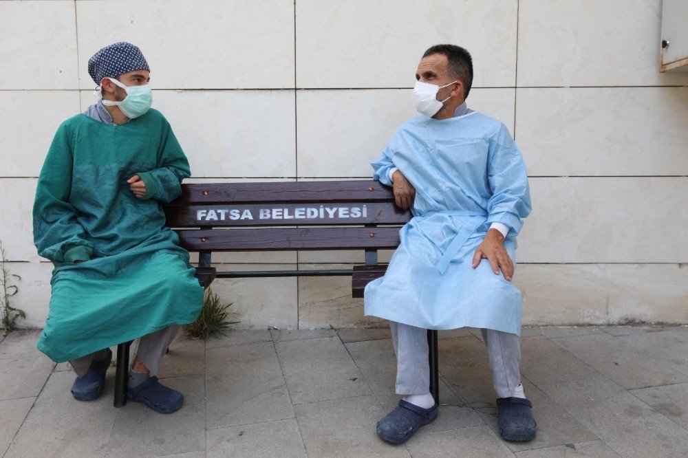 Fatsa Belediyesi'nden sosyal mesafeli pandemi bankları