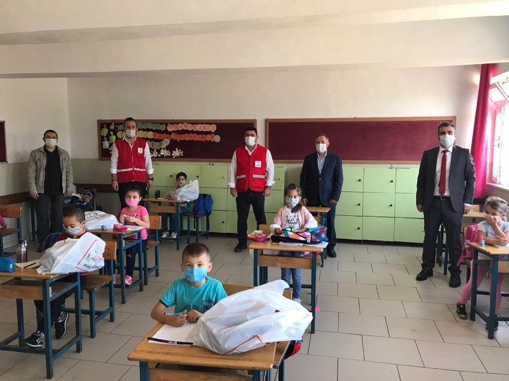 Kızılay’dan minik öğrencilere araç gereç yardımı