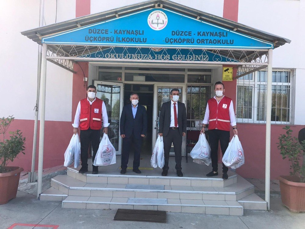 Kızılay’dan minik öğrencilere araç gereç yardımı