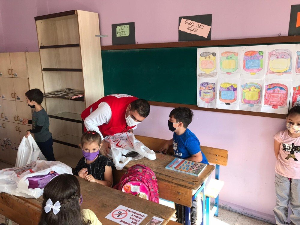 Kızılay’dan minik öğrencilere araç gereç yardımı