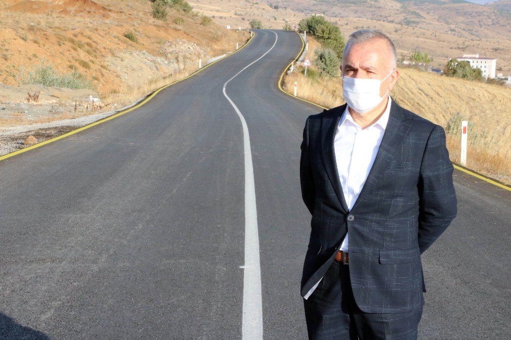 Köy yollarında sıcak asfaltla modernleşme