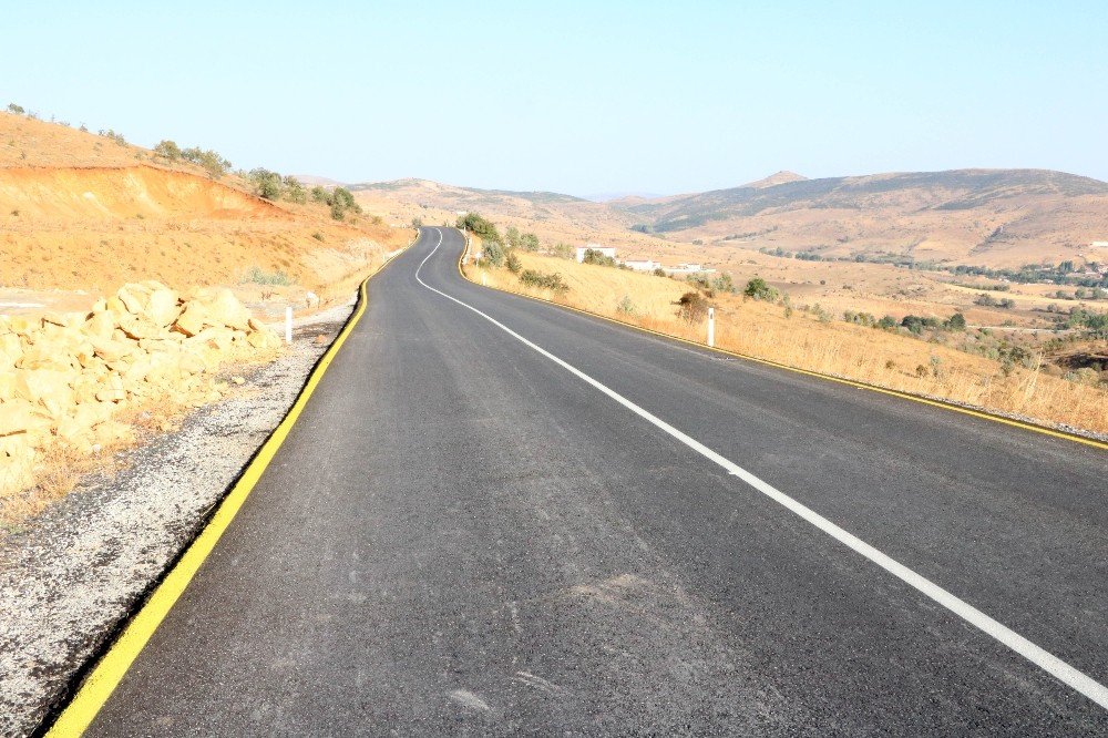 Köy yollarında sıcak asfaltla modernleşme