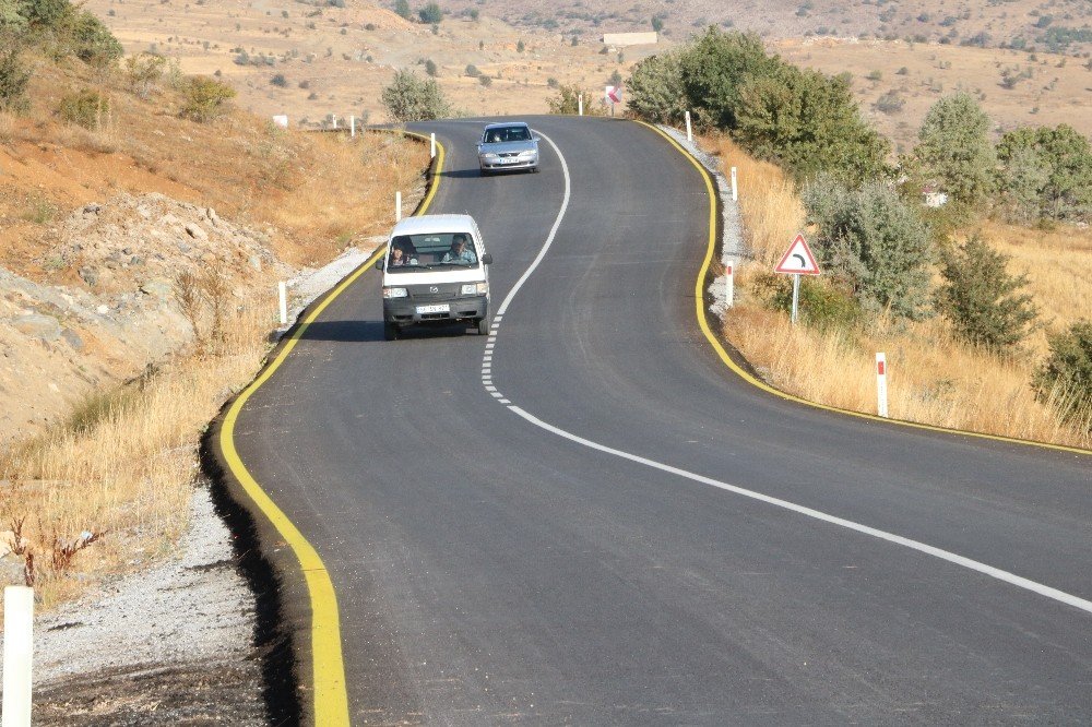 Köy yollarında sıcak asfaltla modernleşme