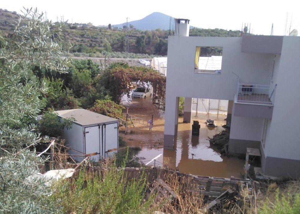 Sulama borusu patladı, ev ve seralar su içinde kaldı